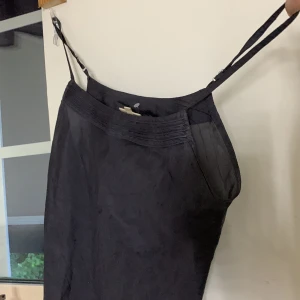 Svart topp - Säljer denna top from Anokhi i stolek M men skulle passa S också! 70kr + frakt. Grå,svart,marinblå blandat ungefär😽🤍