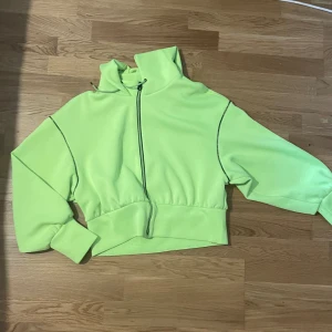Neon gul grön hoodie med dragkedja  - Jättecool tröja till bra pris!