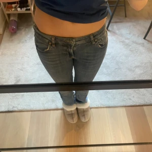 Lågmidjade jeans - Säljer mina ljusblå lågmidjade jeans. Köpt från zara, inga defekter. Byxorna är insydda på båda sidorna men går enkelt att sprätta upp. Innerben 78 cm och midjemåttet tvärs över 35 cm.