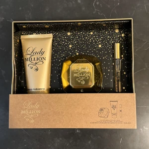 Paco Rabanne Parfym Gift Set Lady Million - Fastpris!✨💗🛍️ Paco rabanne parfym gift set Lady Million EDP.  Helt nytt & oanvänt.Presentsetet innehåller: Lady Million Edp 80 ml  Lady Million Edp 10 ml Lady Million Parfymerad Body Lotion 100 ml✨💖😻 Prisvärt, superfin låda man kan använda till annat.
