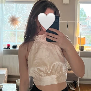 Topp - Ljus topp i storlek M, men passar mig som egentligen är xs/s💗Gott skick! 