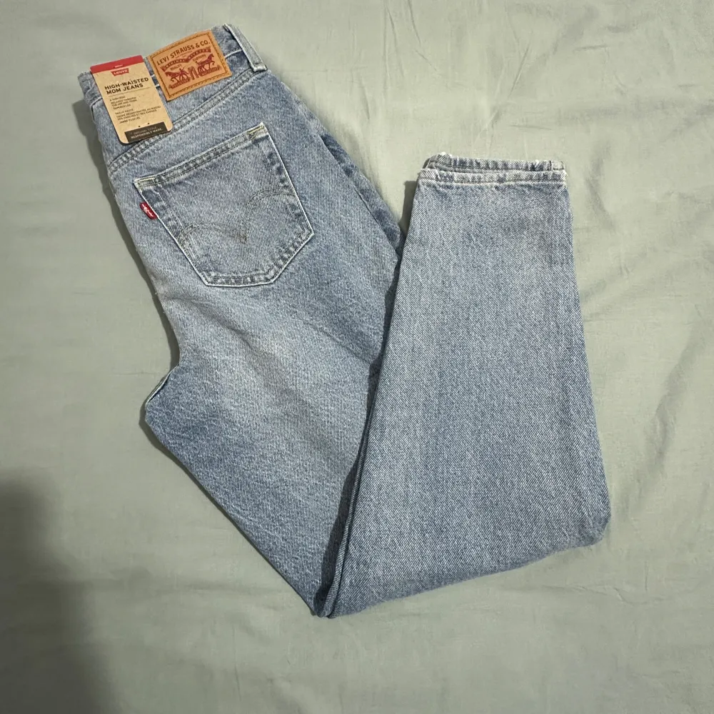 Levi’s Mom jeans med hög midja . Jeans & Byxor.