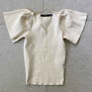 V-ringad T-shirt /topp-VERO MODA - Säljer denna söta t-shirt/toppen från VERO MODA i storlek S! Nyskick utan slitningar, fläckar, hål, osv💘