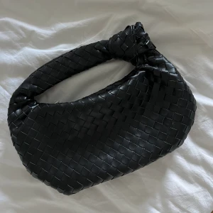 Bottega liknande väska  - Säljer denna superfina bottega liknande väskan i svart. Sjukt snygg och i ett riktigt bra skick. 200kr + frakt 