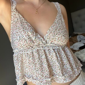 Topp - Så söt blommig topp, ingen lapp därav vet jag inte märket, bra skick