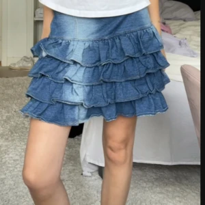 Jeanskjol med volanger  - Säljer denna super söta volangkjolen,från hm men gammal 🙏🏻