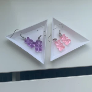 Två par med örhängen  - Två par med örhängen 