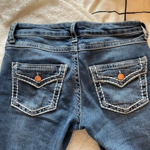 Lågmidjade bootcut jeans - Ursnygga, med vit söm, vet ej storlek men passar xs/s/m.🥰