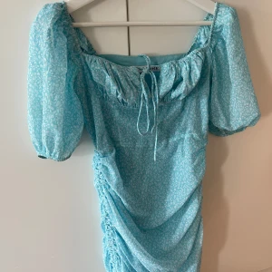 Adoore klänning  - Säljer min fina adoore klänning i strl 34! I fint skick, använd ett fåtal gånger!