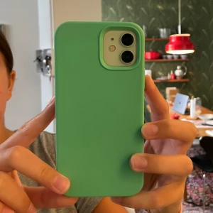 Silikon mobilskal iPhone 12 / 12pro  - Turkost mobilskal i silikon, passar iPhone 12 & 12pro. Väldigt fint skick! 🩵🩵