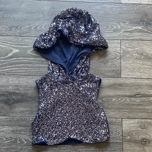 blå glittrig huva - cool huva i mörkblått glitter, en kort och dold dragkedja på sidan för att göra den enklare att dra över huvudet. Endast använd ett par gånger🩷köpt för 209kr