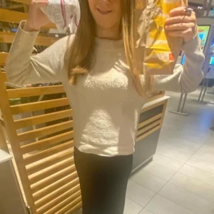 Vit stickad tröja - Köpte för 400 nått storlek S i vit jätte fin 