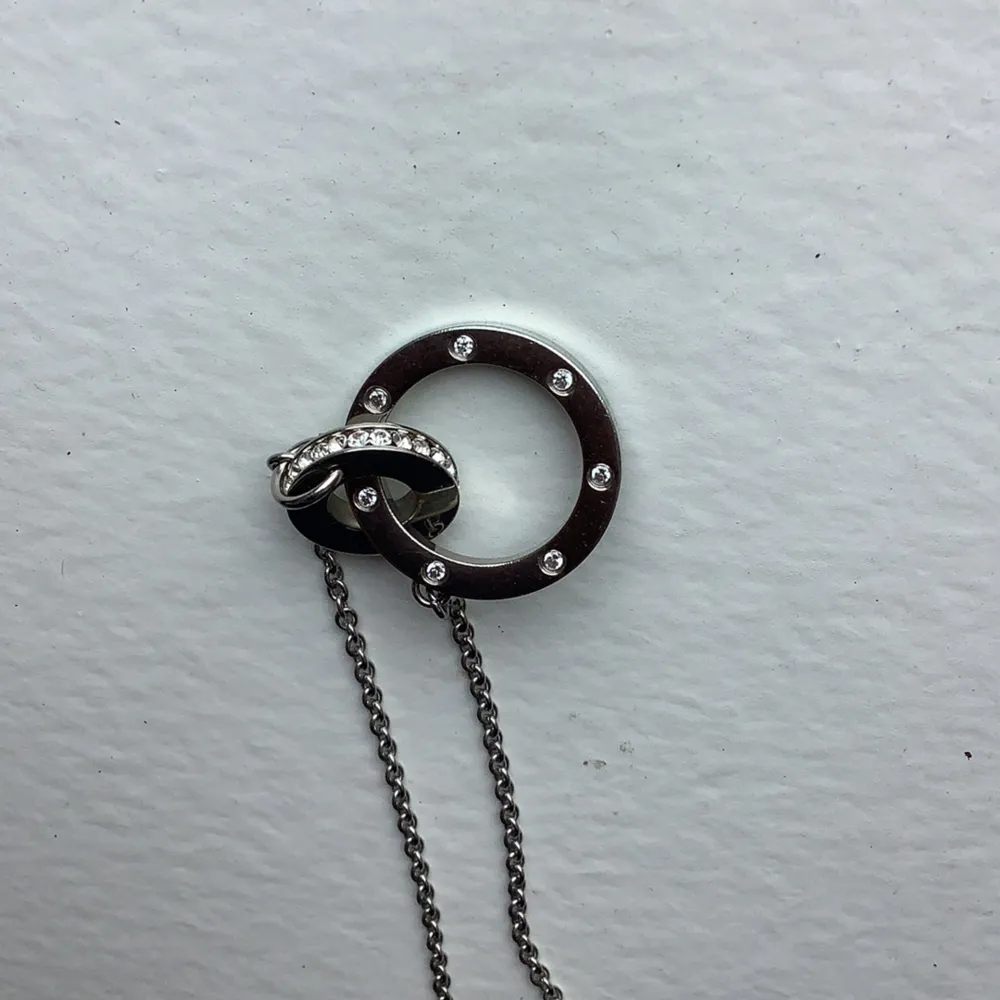 Fint silver halsband från Edblad knappt använt, ganska lång kedja . Accessoarer.