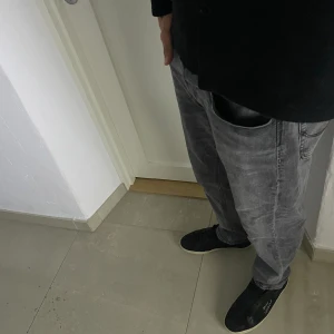 Jack & Jones Jeans - Dessa jeans är perfekt som vardagliga jeans och är i skick 9,5/10 använda ett fåtal gånger💯 Skriv om du har fler funderingar🙏