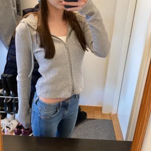 Rib hoodie - Super snygg grå stickad hoodie med dragkedja ifrån Gina Tricot i storlek xs💕 nypris: 399kr🙌