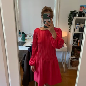 Maje klänning - Rosa jättefin klänning ifrån Maje. Endast använd 1 gång! Storlek 38 och nypris var 2500kr. 