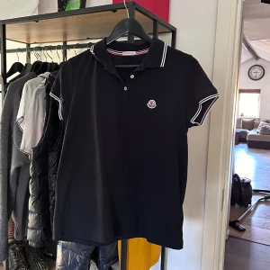 Moncler Maglia Polo - Moncler polo i utmärkt skick, 9/10. Storlek L passar S/M, nypris 3500 mitt pris 1100. Bara att skriva vid frågor eller funderingar, över 70 refs finns från tidigare kunder!