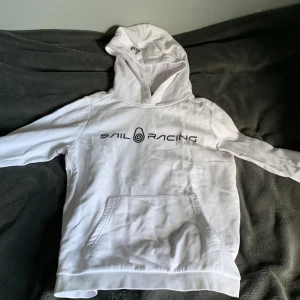 Sail Racing hoodie strl 150  - Bra skick sitter bra ganska tunn 