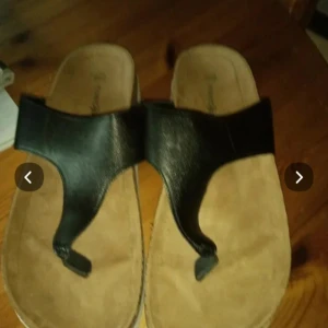 Toffel svart stl 39 - Toffel av märket Feet i storlek 39 .