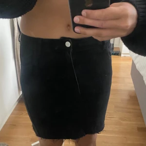 Jeans kjol - Säljer min jeans kjol jag knappy använt men är för liten.