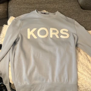 Mikael Kors sweatshirt  - Säljer nu min Michael Kors sweatshirt i storlek M. Använd 1 gång bara.