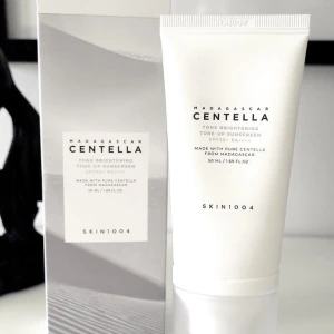 Koreansk hudvård - SKIN1004, Madagascar Centella Tone Brightening Tone-Up Sunscreen 50 ml, öppnad 13/5, använd en gång. 80 kr  I'm From Honey mask, 120g, ny och oöppnad. 170 kr