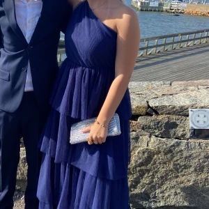 Marinblå balklänning - Intresse koll på min super fina balklänning ifrån YAS. Endast använd en gång och i super gott skick.  Storlek S. Jag är 170 och den är lite lite lång på mig!! Säljer för 1300+frakt! Pris kan diskuteras!