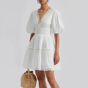 By malina Elvira   - Endast använd en gång, jätte bra skick! Har en liten smink fläck på insidan, klänningen är tvättad. 