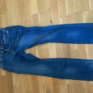 Ralp lauren jeans i väldigt bra skick storlek w29 L32 - Ralph lauren jeans ljusblå perfekt till sommaren ny köpta för 949 Mitt pris 300 Storlek W29 L32