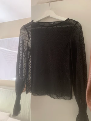 Svart blus  - En svart blus som är lite genomskinlig. Super söt. Storlek xs men passar som s. 