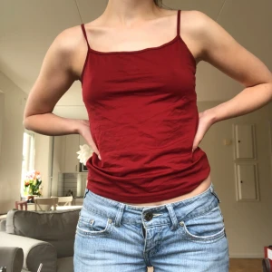 Linne rött - Supergulligt rött linne i så skönt material som jag säljer då det ej kommer till användning!  Tryck gärna på köp nu. Nyskick🩷