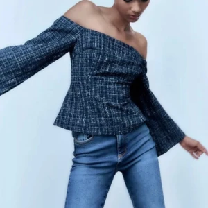 Off shoulder topp - En så fin mörkblå topp från zara, endast använd en gång!😍