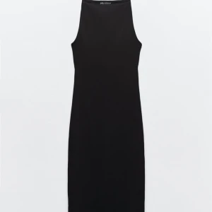 Åtsittande klänning med halterneck och axelband - Klänning från Zara  Använd endast 1 gång  Storlek S  Jag är mellan S - M nedtill och den sitter jätte bra