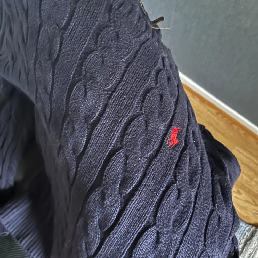 Säljer min stickade tröja från Ralph Lauren. Använd 10-15 gånger och har inga skador. Den har blivit större i tvätten så den sitter som storlek M fastän att den är i storlek S. Skriv privat vid frågor/intresse!🙌. Tröjor & Koftor.