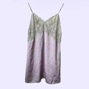 ljuslila nattlinne  - jättefint ljuslila nattlinne köpt här på plick! kommer tyvärr inte längre till användning. hittar ingen storlek men uppskattar till en M🫶🏼🧚🏻‍♀️