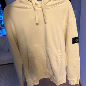 Stone Island Luvtröja - Använd ett fåtal gånger.    Limegrön färg vilket är riktigt snyggt nu till sommaren.  Skick 8/10