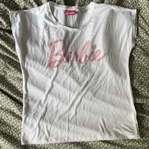 Vit Barbie T-shirt  - Vit T-shirt med rosa Barbie tryck! Bra skick, använt bara en gång. Alla diamanter är kvar. Kan alltid diskutera priset såklart!  Djur finns i hemmet. Har ni frågor skriv bara! 😋
