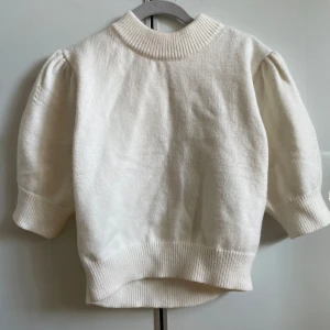 Vit stickad t-shirt - Köpt på plick men har inga tecken på användning. Storlek S-M men passar även XS skulle jag säga