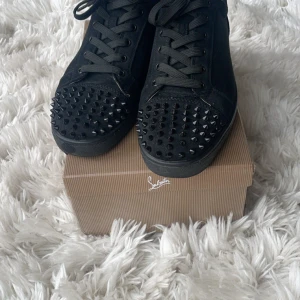 Christian Louboutin  - Har änvänt skorna några fåtalet gånger och bara använts i speciella tillfällen, Skorna är i storlek 46. 