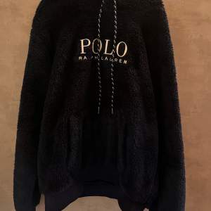 Polo Ralph lauren fleece hoodie i storlek medium.  Använd ett fåtal gånger.  Nypris: 2800 kr 