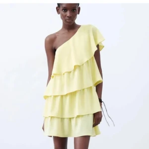 Gul volangklänning - Säljer denna populära gula volangklänningen från zara, endast använd 3 gånger och är superfin!🫶🏻