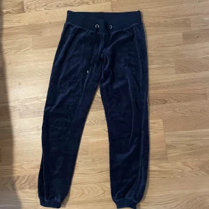 Satin marinblå mjukis - Väldigt fina