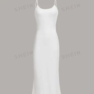 Långklänning  - Ribbad tajt långklänning. Säljer för den inte kommer t användning. 