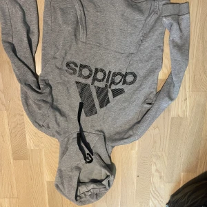 Adidas hoodie - Säljer min gamla gråa adidas hoodie. Stl S