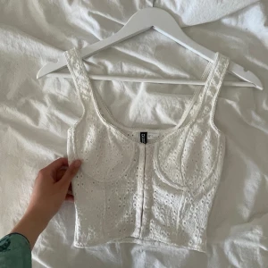 Spetstopp - Jättesöt spetstopp som tyvärr blivit för liten. Den har ”osynliga” spännen framtill och är i bra skick  🌸🌸 Det står storlek 36 i toppen men skulle säga att det är en XS 