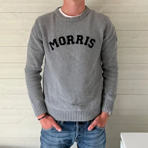 Morris tröja - Säljer en fet morris tröja i storlek M men sitter som S.  Modellen på bilden är 180 och väger 65kg. Skick 9/10 Tveka inte på att höra av dig!  