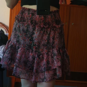 Kjol - Fin sommarkjol 🌺Använd kanske 3 gånger. Köpt för 649 säljer för 349