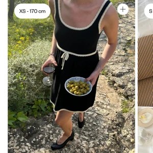 Djerf Avenue Amorini Dress - Miniklänning från Djerf Avenue - Amorini Dress Black i storlek S, regular length. Stickad klänning i 100% bomull, med fin rosett. Normal i storlek men fråga om du undrar något.  Endast använd en gång hemma, så i nyskick. Nypris 1449kr. 