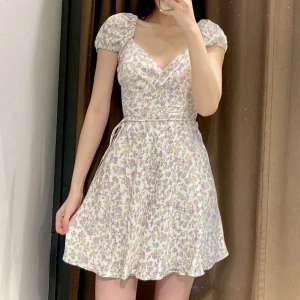 Blommig klänning - En ljuvlig sommarklänning med blommor och snörning vid midjan från Zara i strl M!💓