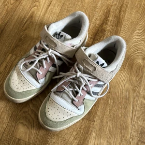 Adidas forum - Adidas forum i naturfärg, skick enligt bild